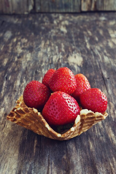 Sticker Dekorative Erdbeeren in einer Waffelschale