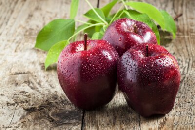 Sticker Drei bordeauxrote Äpfel auf dem Tisch