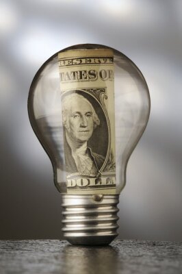 Eine aufgerollte Dollar-Geldschein in einer Glühbirne