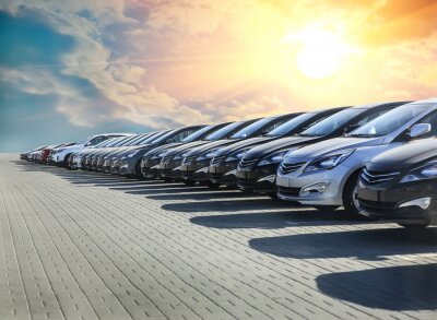 Sticker Eine Reihe geparkter Autos im Schein der untergehenden Sonne