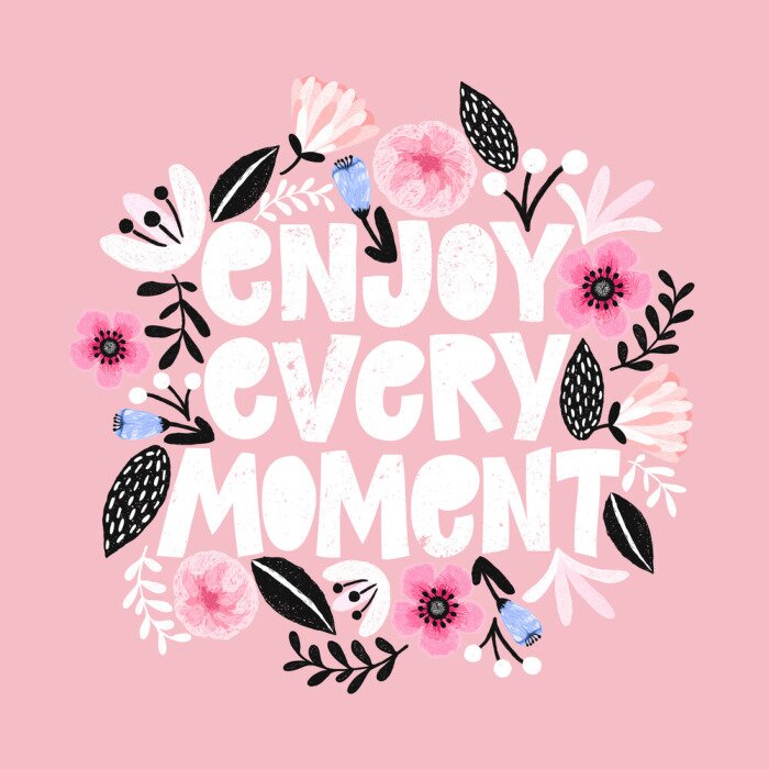 Sticker Enjoi jeden Moment - handdrawn Illustration. Motivzitat gemacht im Vektor. Inspirierender Slogan der Frau. Inschrift für T-Shirts, Poster, Karten. Floral digitale Skizze Stil Design.