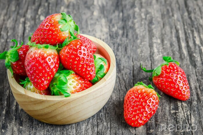 Sticker Erdbeeren frisch in einer Schale auf dem Tisch
