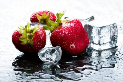 Erdbeeren in Eiswürfeln
