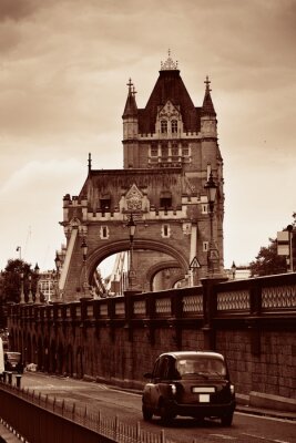 Fahrzeuge auf Tower Bridge