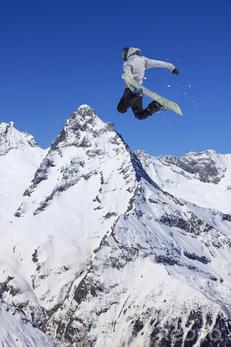 Sticker Fliegen Snowboarder auf Berge. Extremsport.