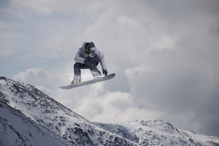 Sticker Fliegen Snowboarder auf Berge. Extremsport.