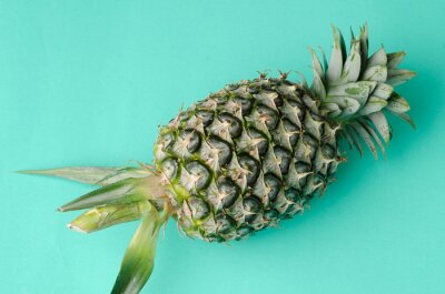 Sticker Foto einer Ananas auf blauem Hintergrund