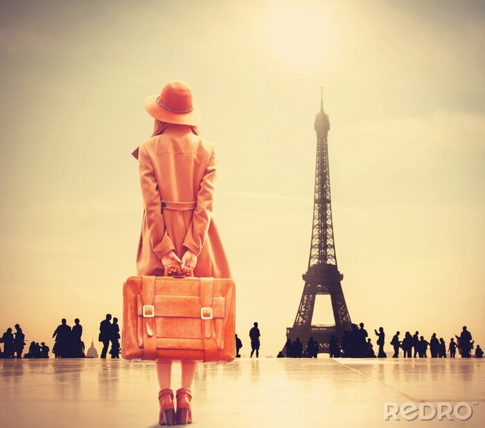 Sticker Frau vor dem Hintergrund des Eiffelturms