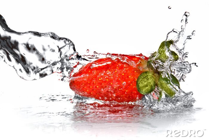 Sticker Frische Erdbeeren und Wasser spritzen isoliert auf weiß
