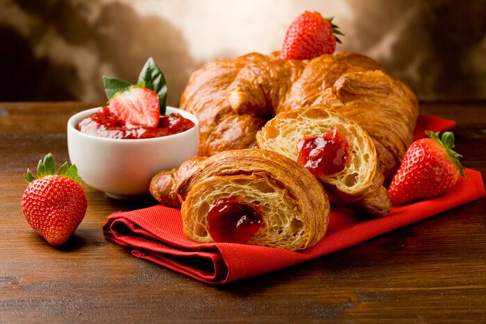 Sticker Frisches Croissant mit Erdbeeren