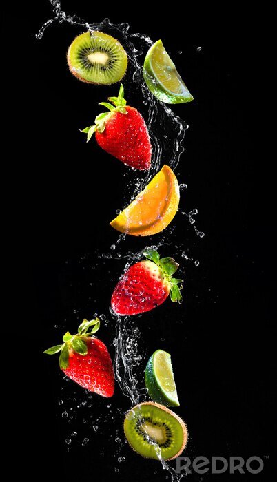 Sticker Frisches Obst im Wasser auf schwarzem Hintergrund