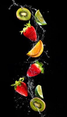 Sticker Frisches Obst im Wasser auf schwarzem Hintergrund