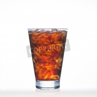 Sticker Funkelnde Cola-Getränke mit Soda und Eis in Glas isoliert auf Weiß