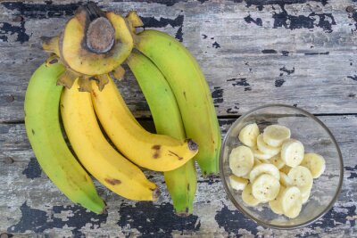Sticker Ganze und in Scheiben geschnittene Bananen in einer Schüssel
