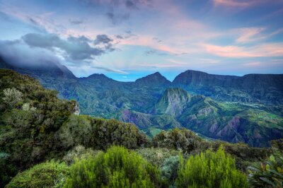 Gebirgslandschaft vor dem Hintergrund des Himmels