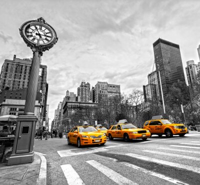 Gelbe Taxis an der Uhr