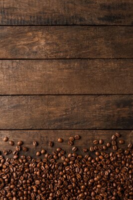 Sticker Geröstete Kaffeebohnen auf Holz-Hintergrund