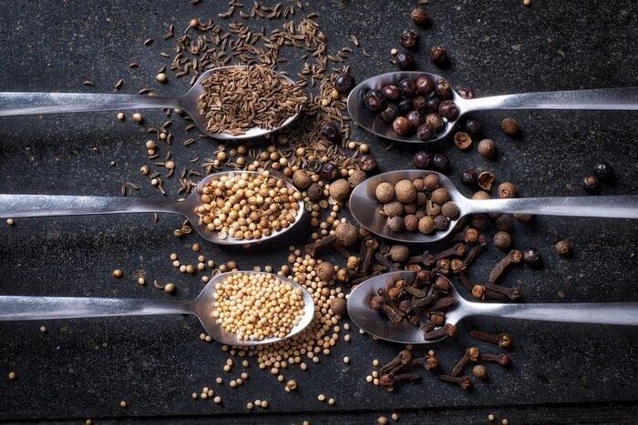 Sticker Gewürze schwarz Hintergrund Erdfarben