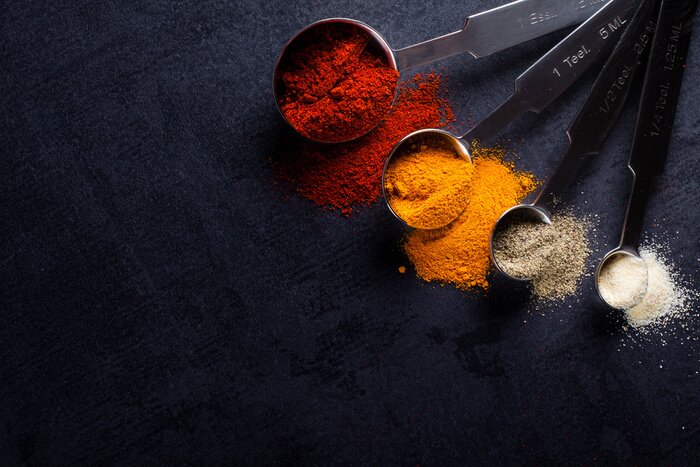 Sticker Gewürze schwarz Hintergrund verschiedenfarbiges Pulver