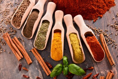 Sticker Gewürze und Kräuter auf Holzlöffeln