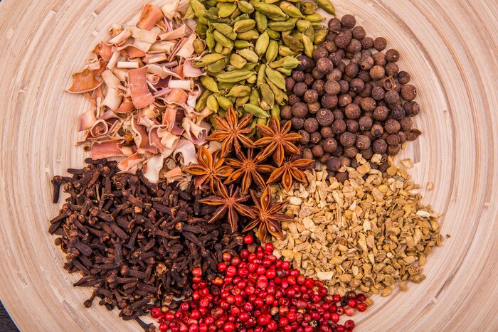Sticker Gewürzmischung in einer Bambusschale