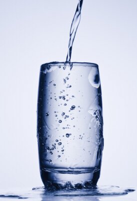 Sticker Gießen von Wasser in hohen Glas