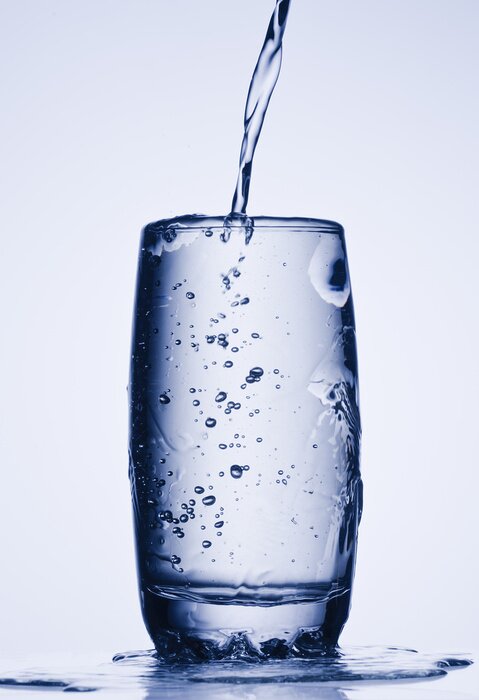 Sticker Gießen von Wasser in hohen Glas