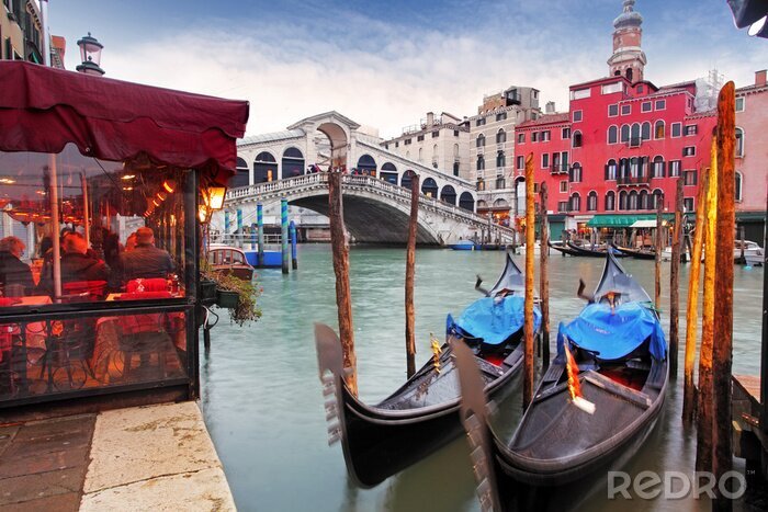 Sticker Gondeln vor dem hintergrund eines roten gebäudes