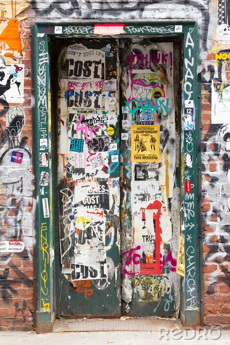 Sticker Graffiti überdachte Tür in New York City