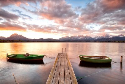Grüne Boote am Holzsteg