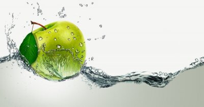 Grüner Apfel auf Wasser