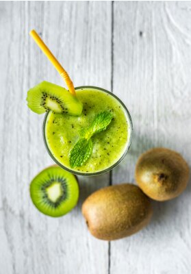 Sticker Grüner Cocktail mit Kiwi im Glas