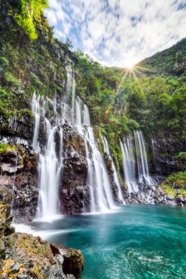 In den See fallende Wasserfälle