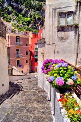 Italienische Kleinstadt in Gebirgen