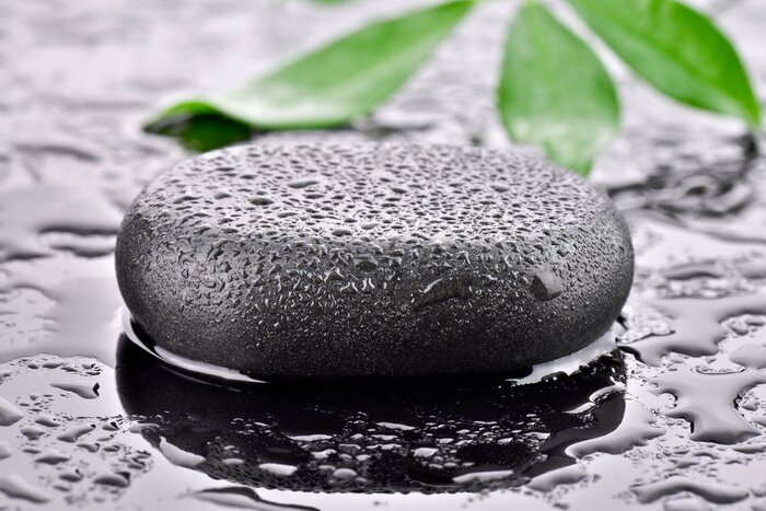 Sticker Kamień bazaltowy z w tle liściem