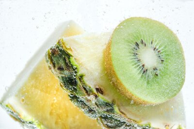 Sticker Kiwi und Ananasscheiben in Wasser