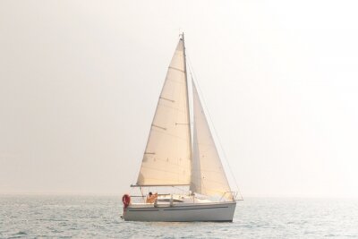 Kleines Segelboot auf Wasser