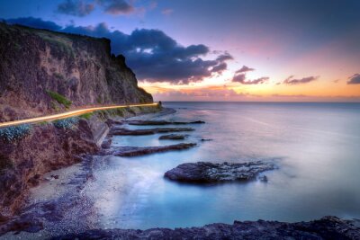 Klippen und Weg am Meer