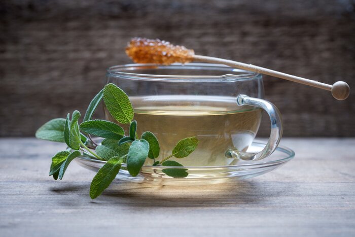 Sticker Kräuterteeaufguss in einer durchsichtigen Tasse