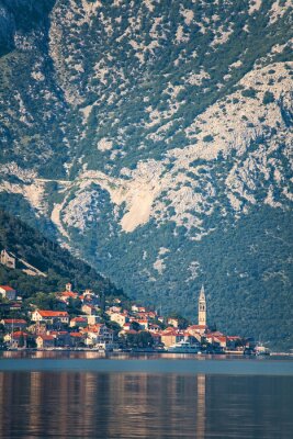 Landschaft der Stadt vor dem Hintergrund der Berge