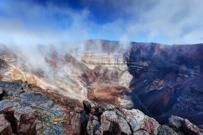 Landschaft mit Bergen im Nebel