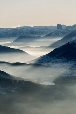 Sticker Landschaft mit Berggipfeln in den Wolken