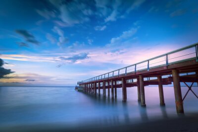 Leere Mole auf Himmelhintergrund