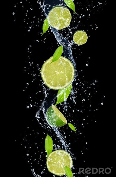 Sticker Limonen im Wasser auf schwarzem Hintergrund