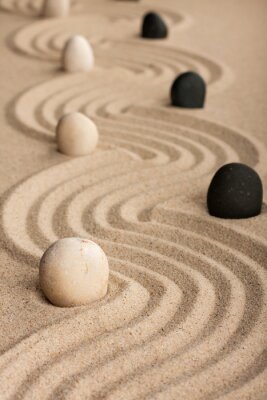 Sticker Linie schwarze und weiße Steine, die auf dem Sand stehen