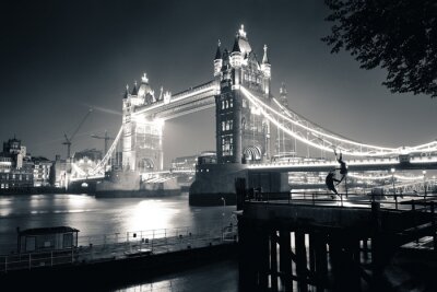 London Tower Bridge bei Nacht