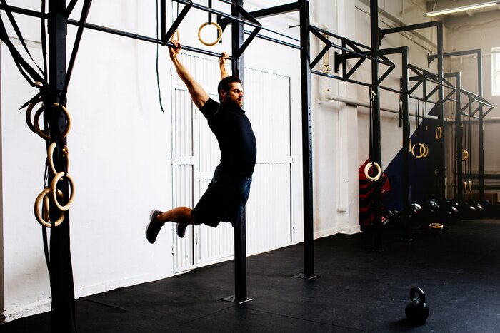 Sticker Mann in der Turnhalle Übung Kipping Pull-ups