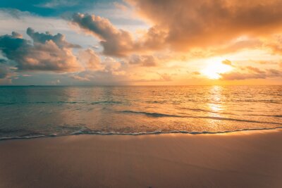 Meer, Strand und Sonnenaufgang