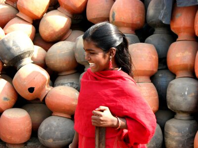 Mensch mit Tontöpfen