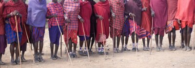 Menschen in Massai-Kleidung